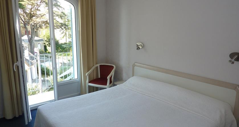 chambre de l'hôtel avec vue latéral sur mer - Hotel La Concorde La Baule