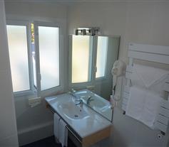 Salle de bain - chambre vue pins