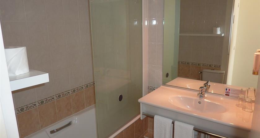 Salle de bain de l'hôtel le Concorde à La baule  - Hotel La Concorde La Baule