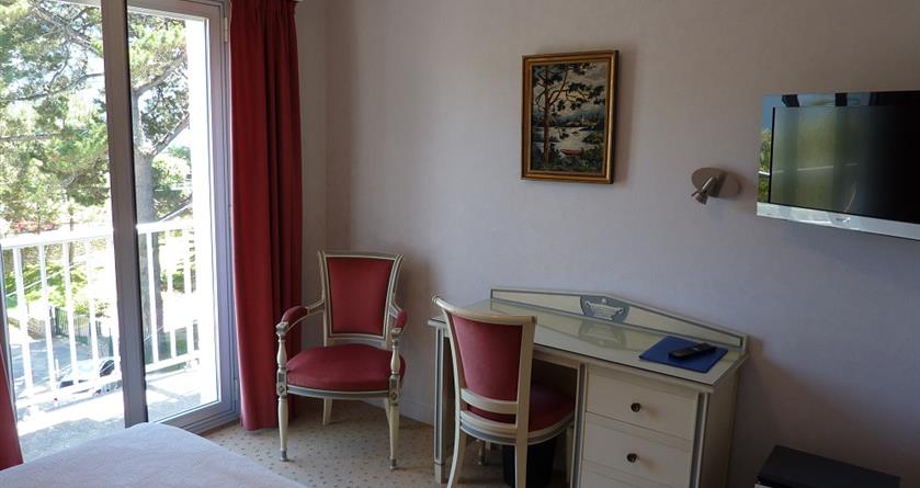 Bureau dans les chambres de l'hôtel à la baule  - Hotel La Concorde La Baule