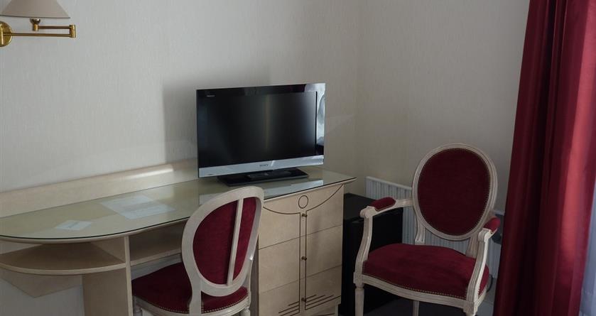 Télévision - chambre de l'hôtel à la Baule  - Hotel La Concorde La Baule
