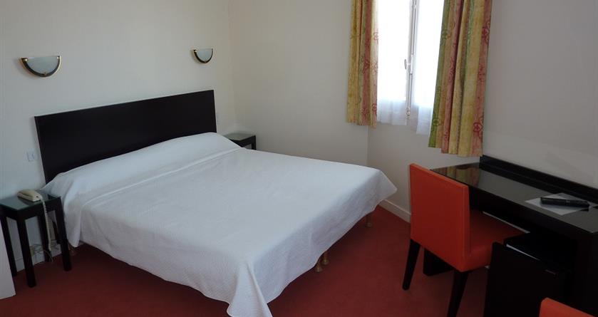 Lit chambre vue pin - hôtel à la Baule  - Hotel La Concorde La Baule